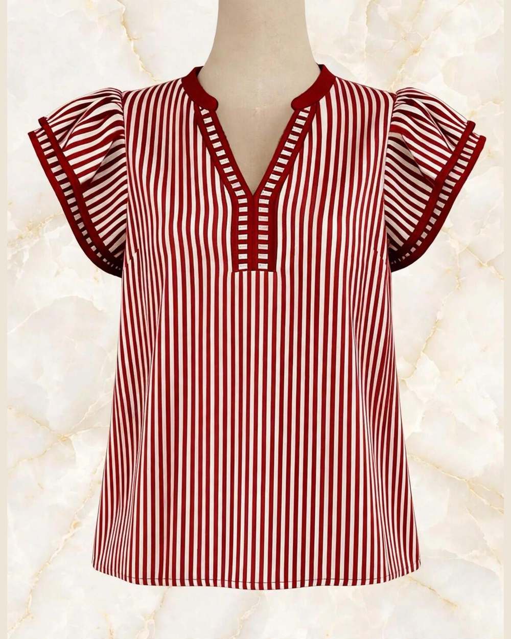 Blusa de rayas rojo/blanco con mangas de volado en maniquí (jeans, correa, collar, tarjeta de zarcillos, plantas y ventana eliminados)