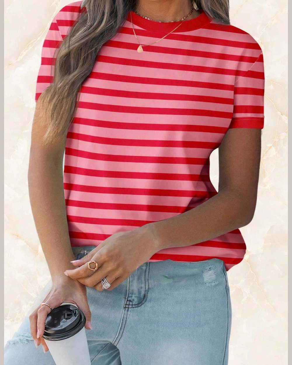 Modelo con blusa de rayas rojo/rosa