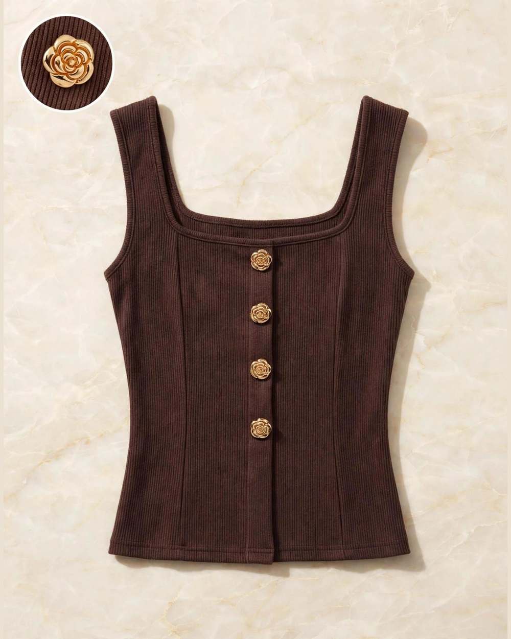 Blusa marrón sin mangas de tejido acanalado con botones dorados en forma de flor