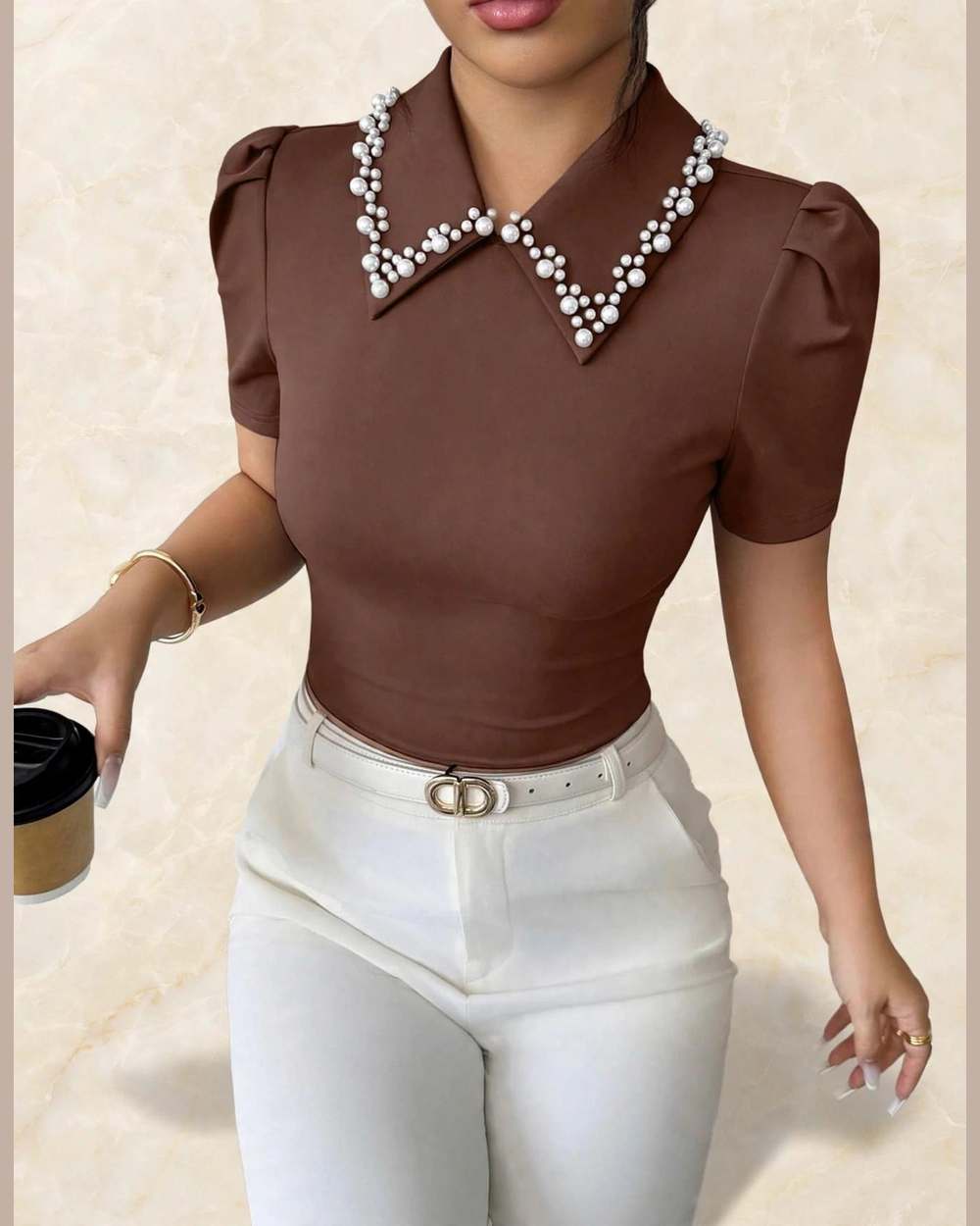 Blusa marrón de manga corta con cuello bordado de perlas