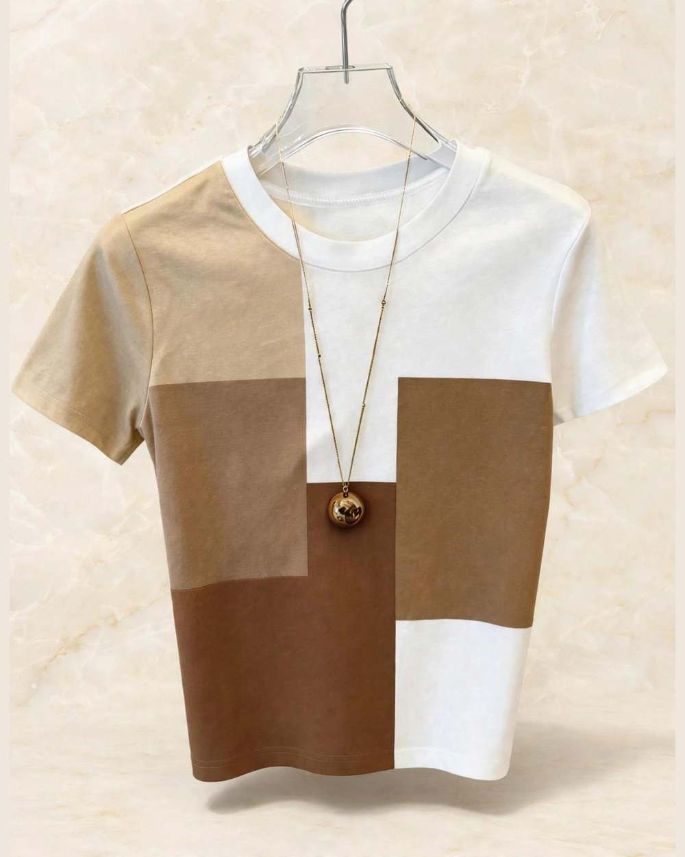 Camiseta colorblock en marrón, beige y blanco de manga corta