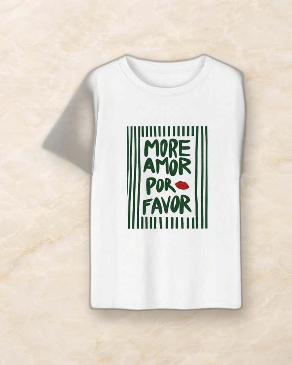 Franela blanca con estampado verde 'MORE AMOR POR FAVOR' y beso rojo., aislado sobre mármol marfil