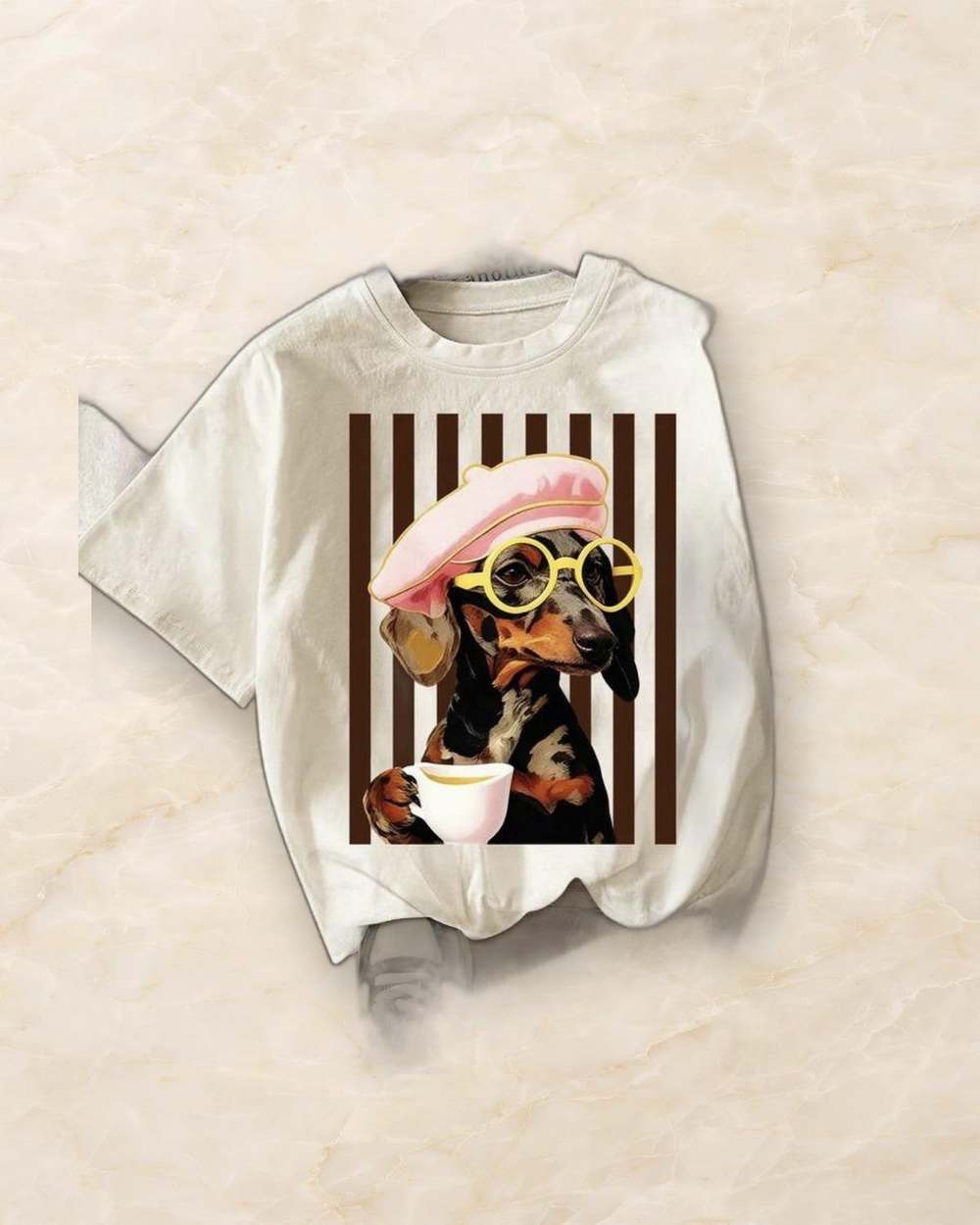 Franela blanca con estampado grafico de perro dachshund., aislado sobre mármol marfil
