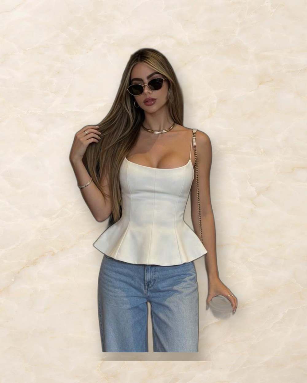 Blusa blanca peplum de tirantes con escote recto., aislado sobre mármol marfil