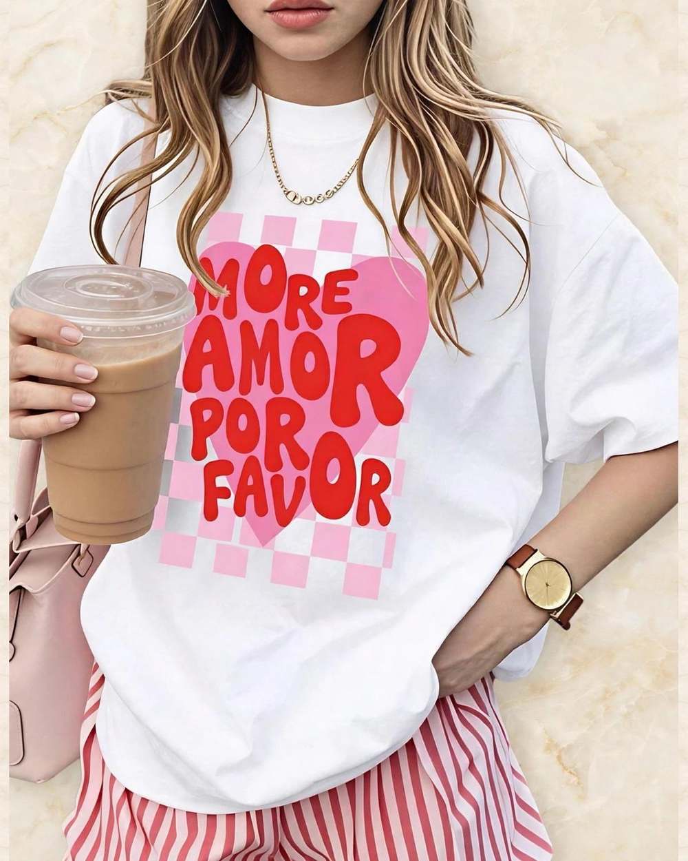 Franela blanca con estampado 'MORE AMOR POR FAVOR' y corazón, aislada sobre mármol marfil