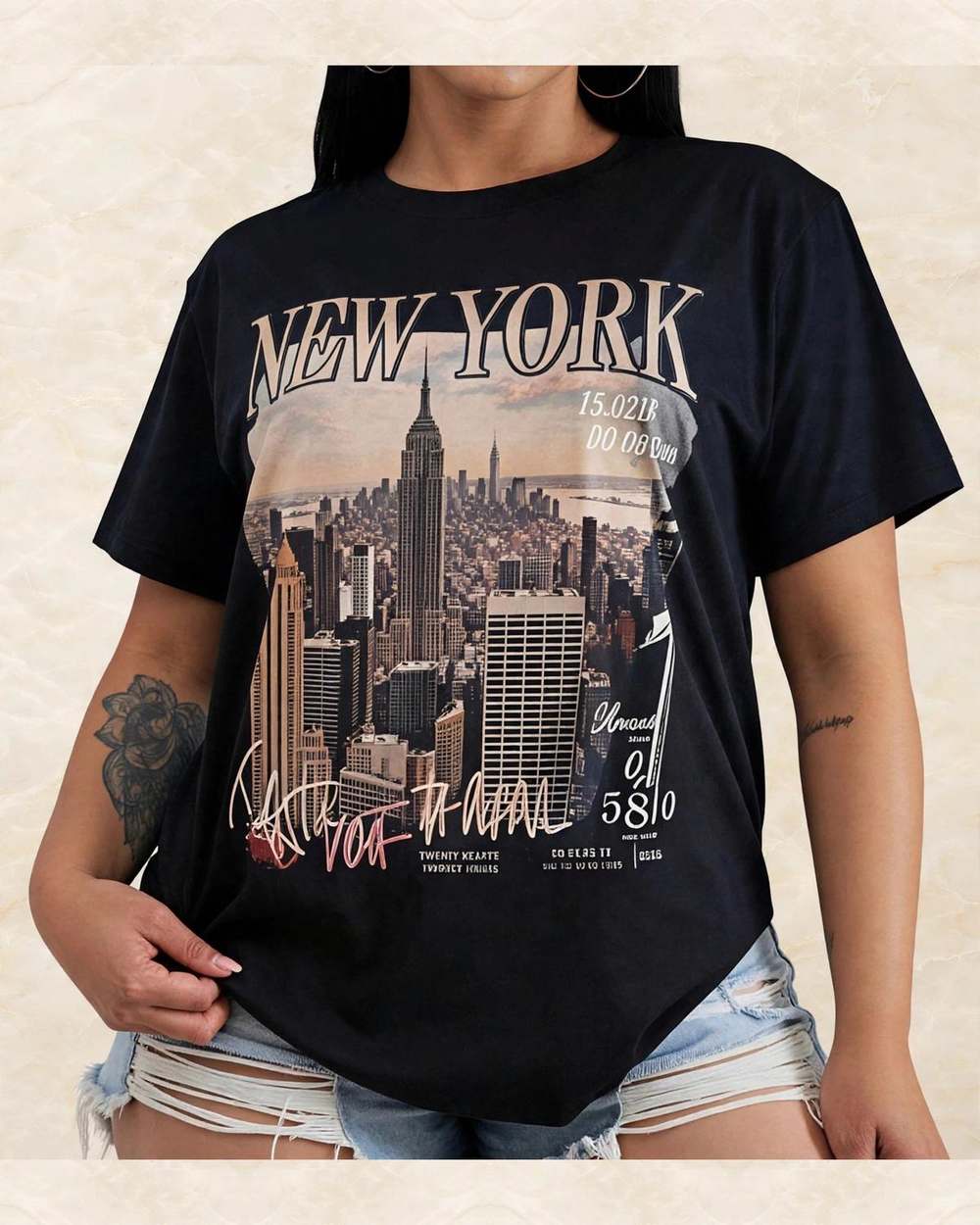 Franela negra con estampado 'NEW YORK'., aislado sobre mármol marfil