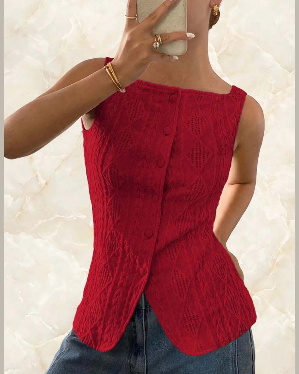 Modelo (selfie en espejo) con chaleco tejido rojo sin mangas con botones