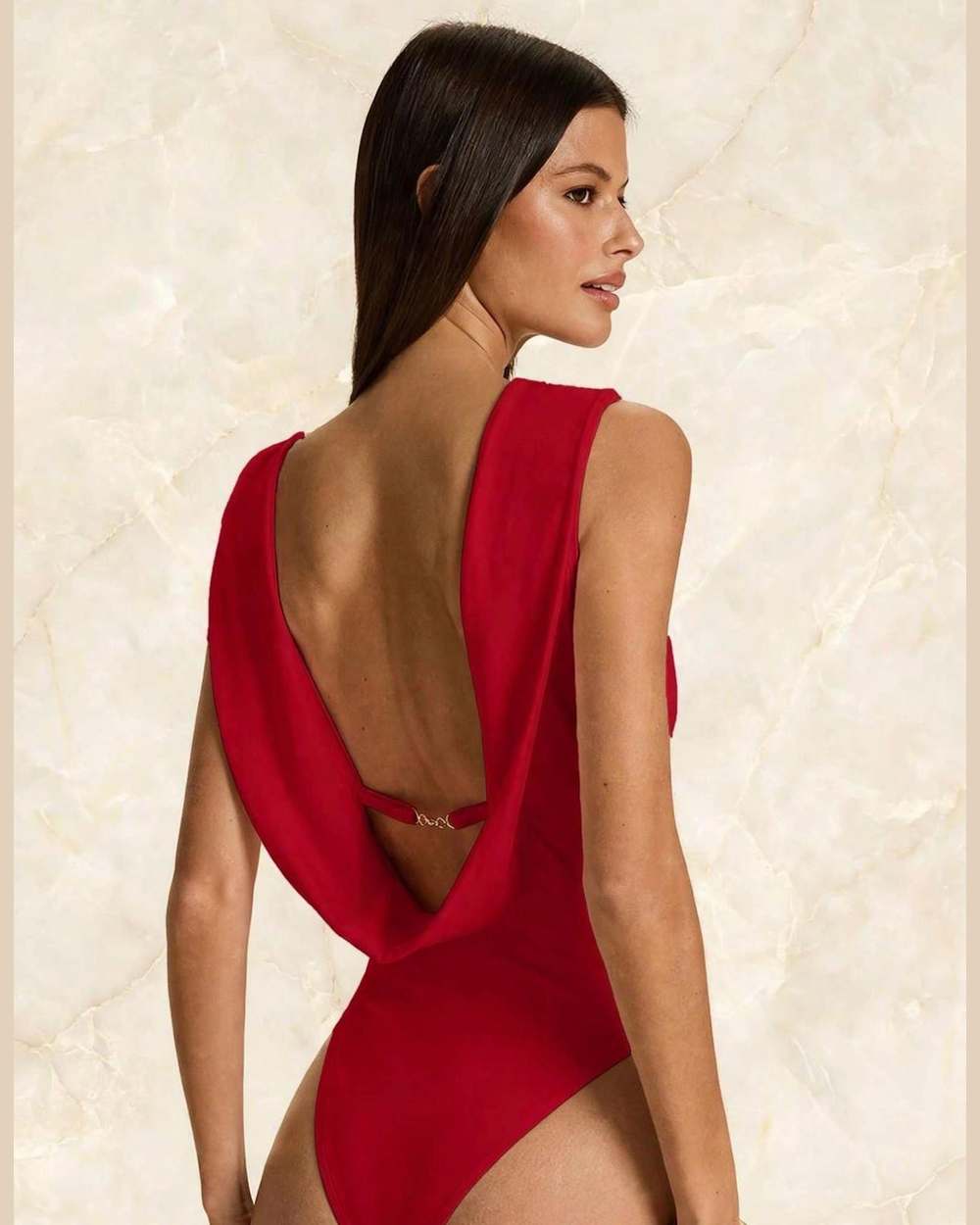 Modelo vista desde atrás con body rojo entero de espalda descubierta