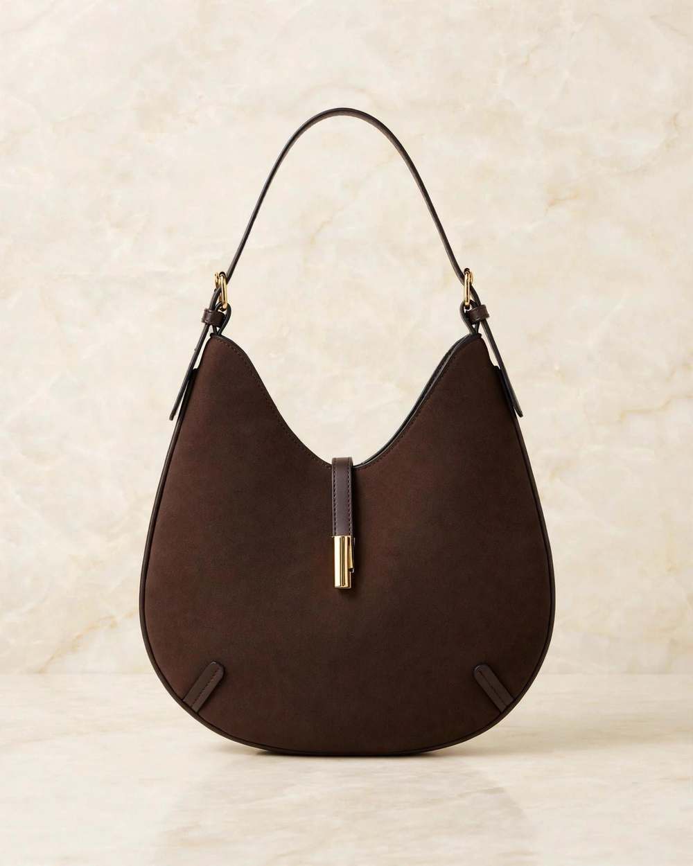 Cartera marrón tipo hobo de ante con herrajes dorados