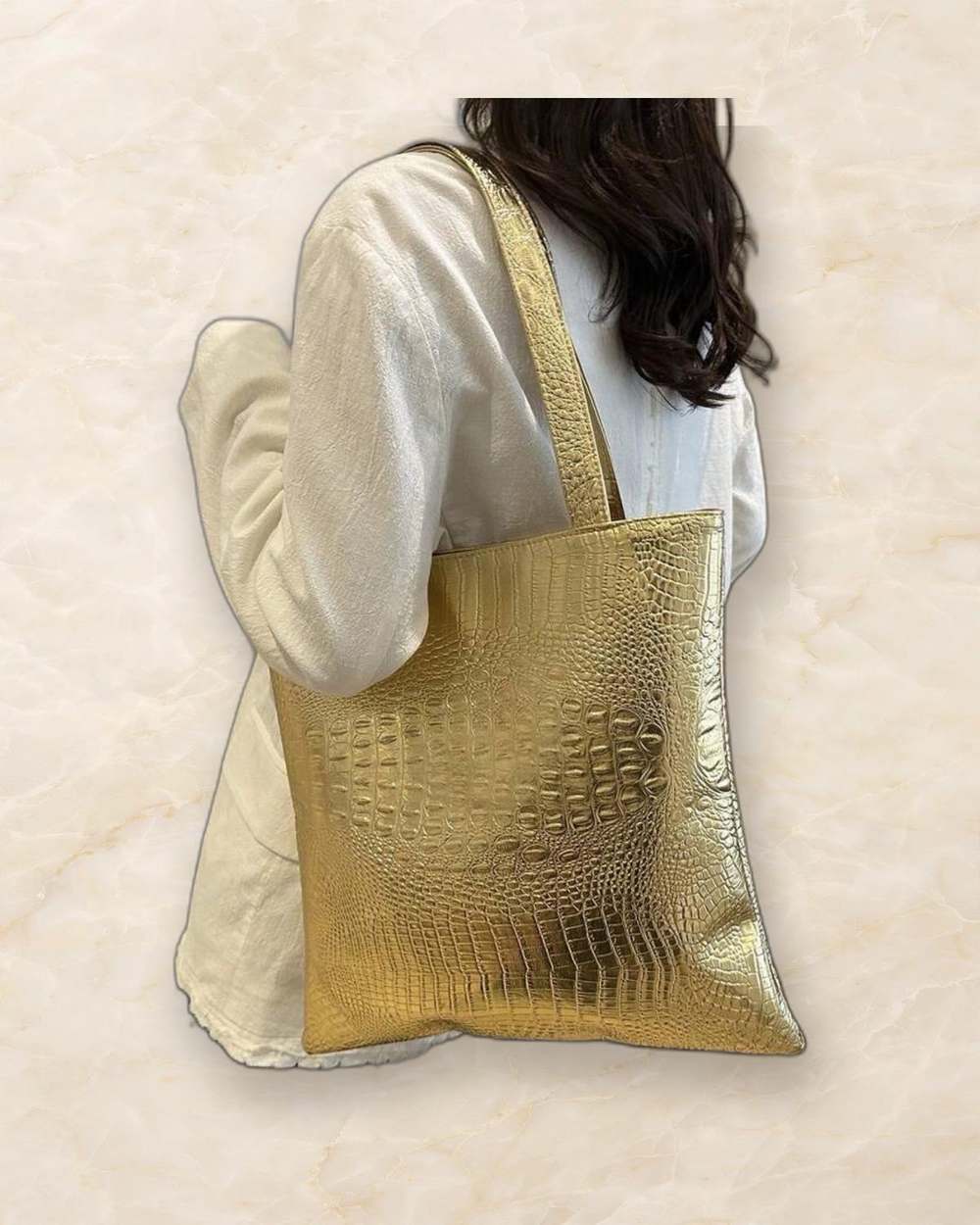 Cartera tote dorada con textura de cocodrilo