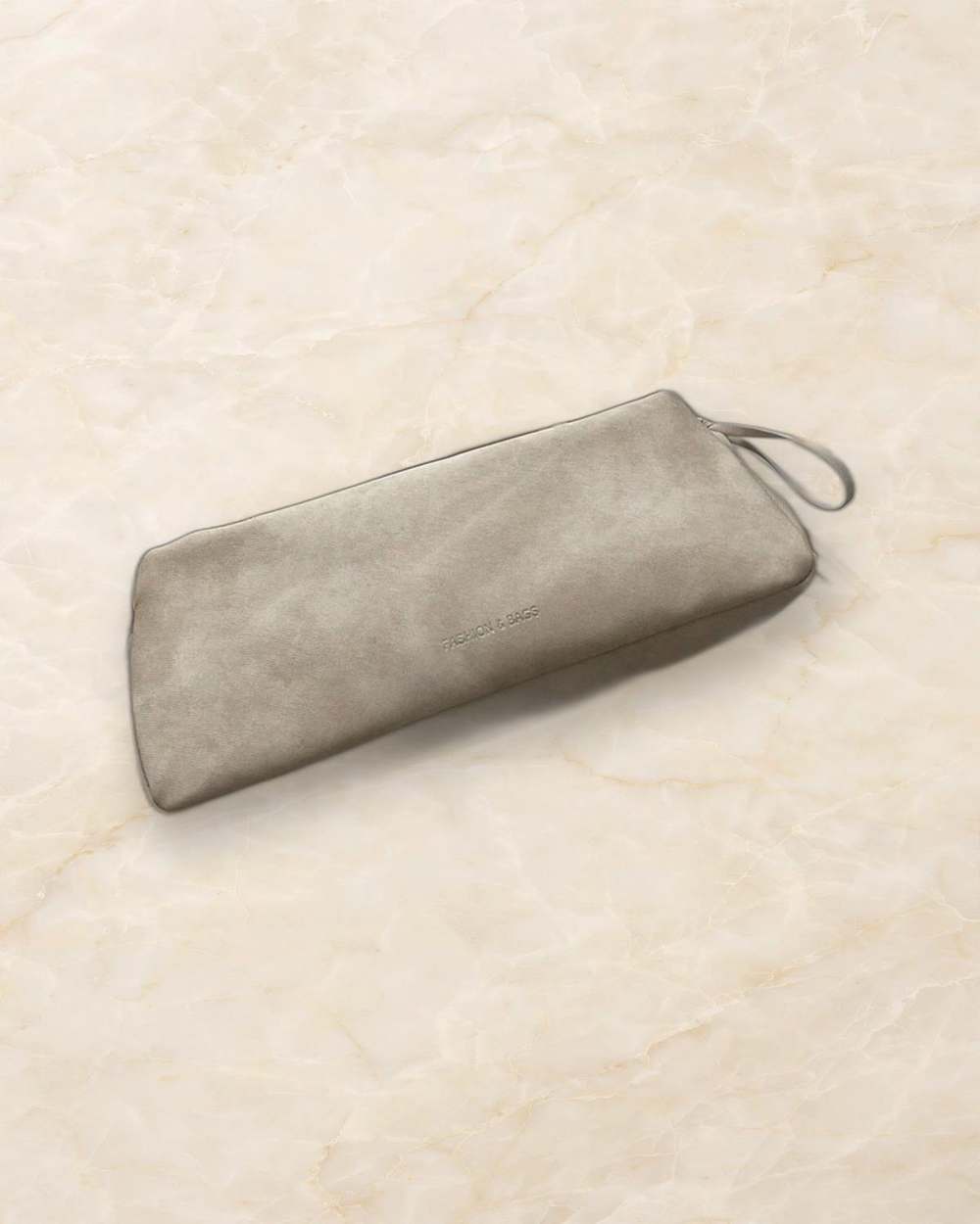 Cartera beige gamuza lazos, aislado sobre mármol marfil