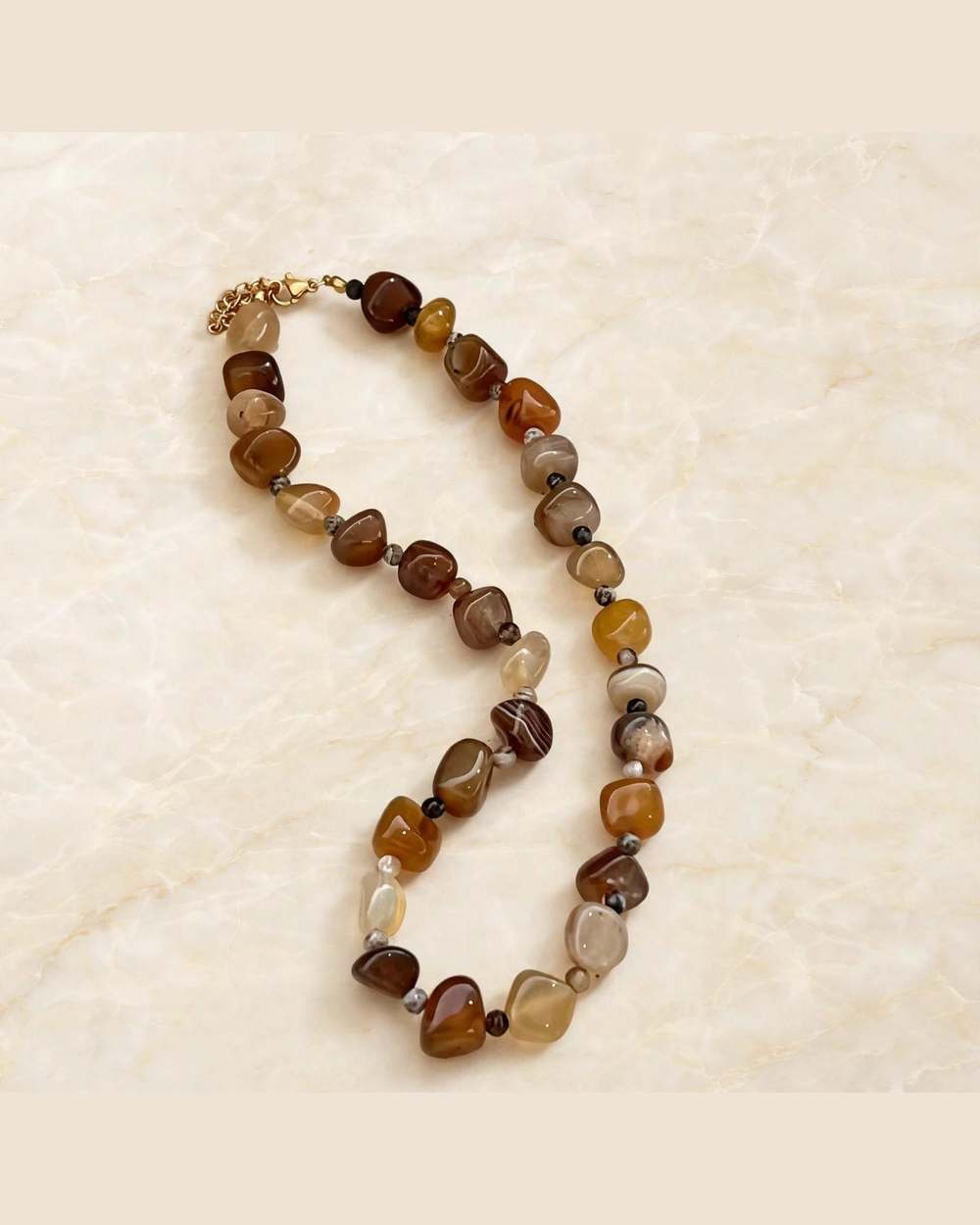 Collar de ágata café con cuentas irregulares naturales en tonos marrón y caramelo
