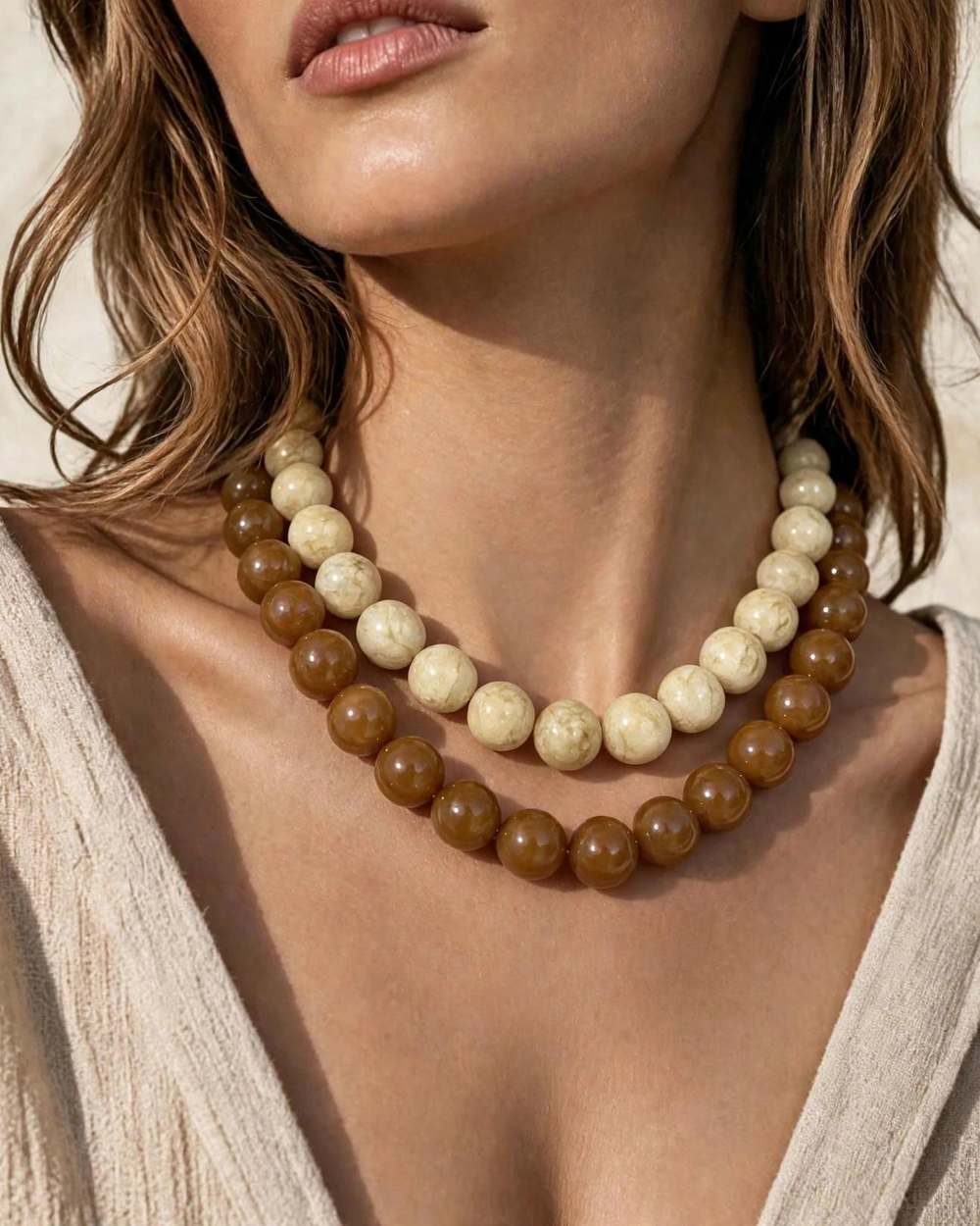 Collar doble de bolas grandes en marrón y marfil con efecto piedra