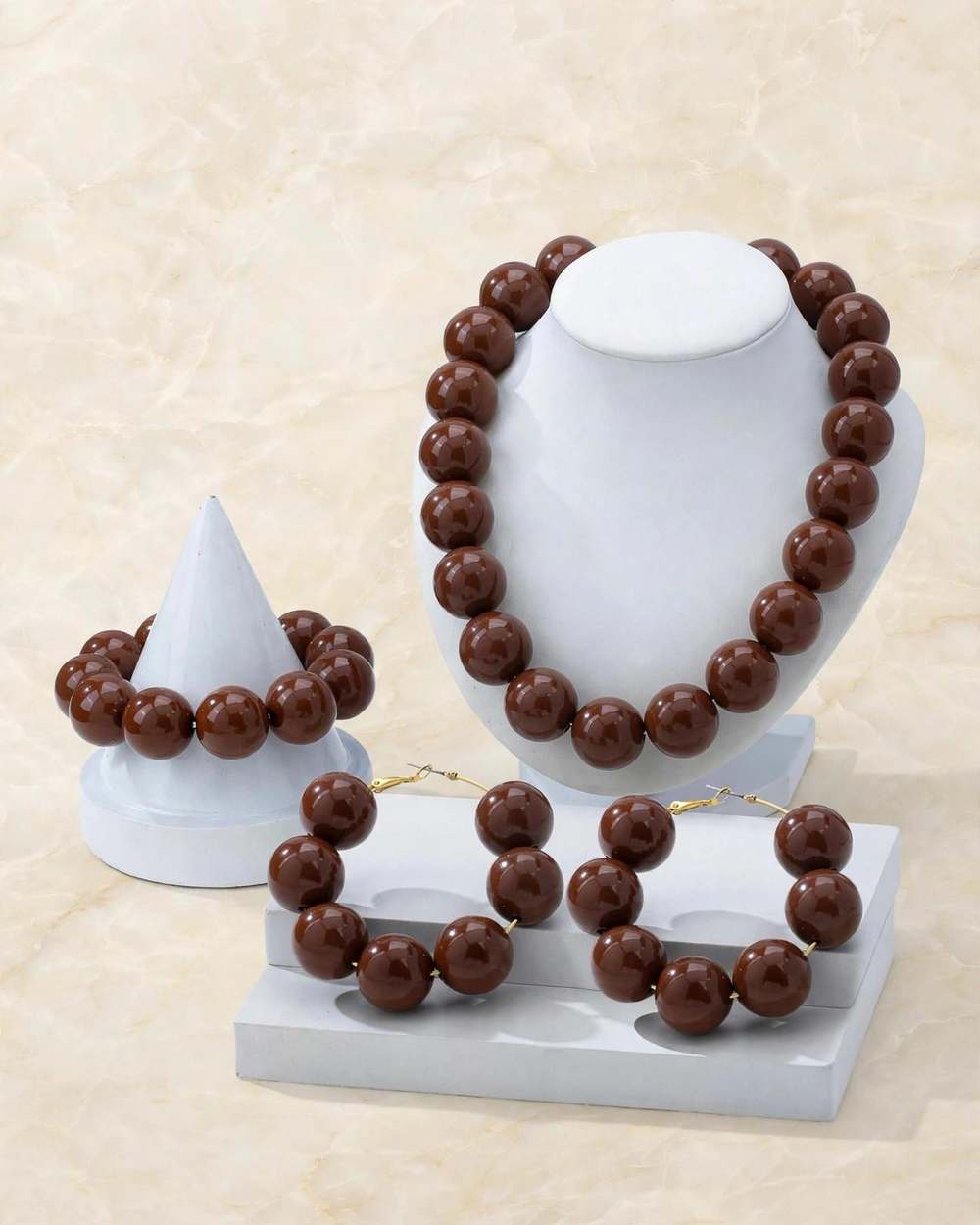 Set de joyería de bolas marrones brillantes: collar, pulsera y zarcillos de aro