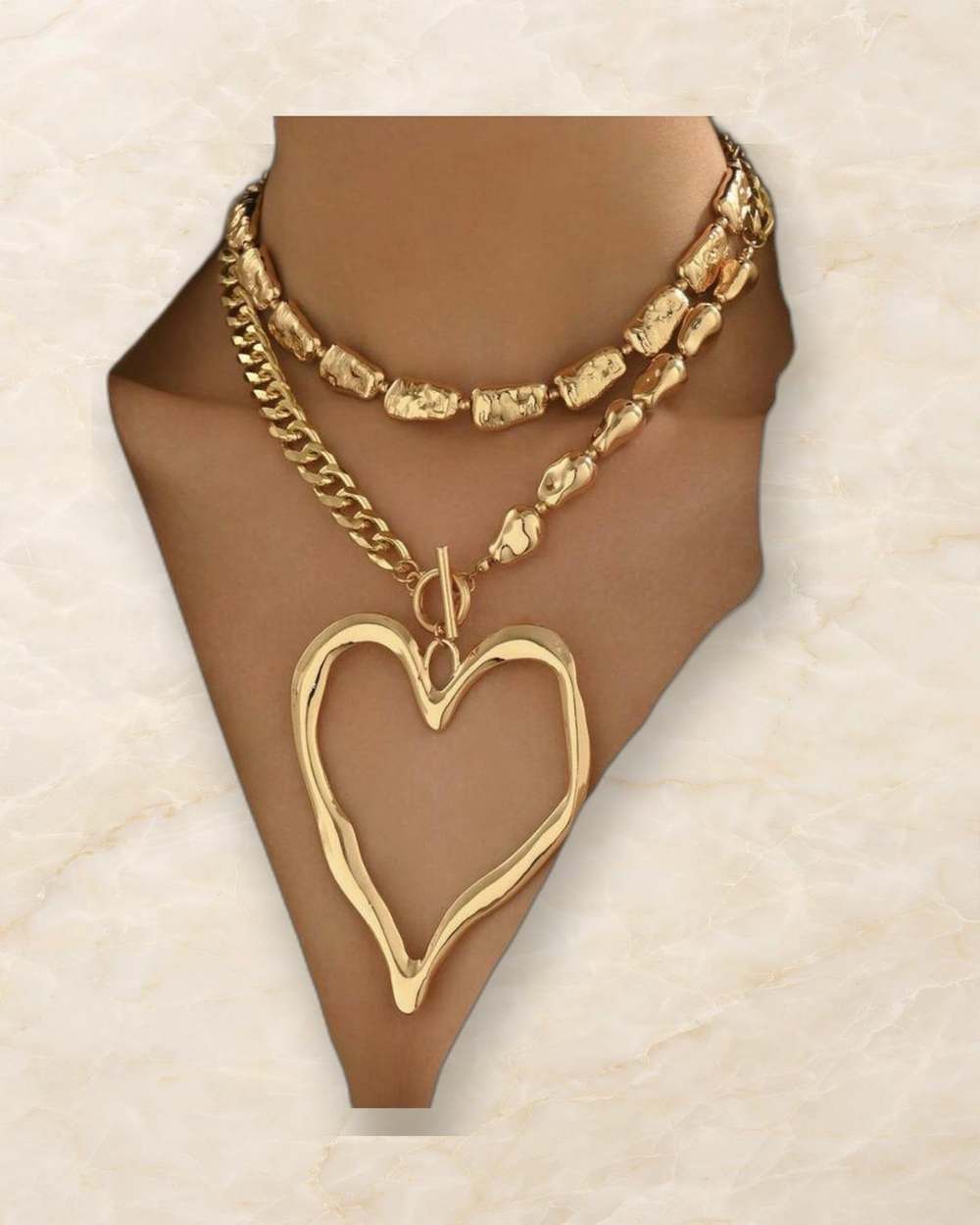 Collar dorado de doble vuelta con colgante de corazón grande