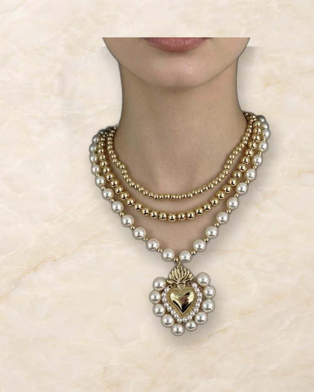 Collar dorado triple de perlas y bolas con colgante de corazón sagrado