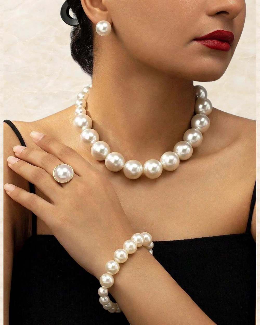 Set de joyeria de perlas blancas: collar, pulsera, anillo y zarcillos; se cataloga por la pieza principal (collar)., aislado sobre mármol marfil