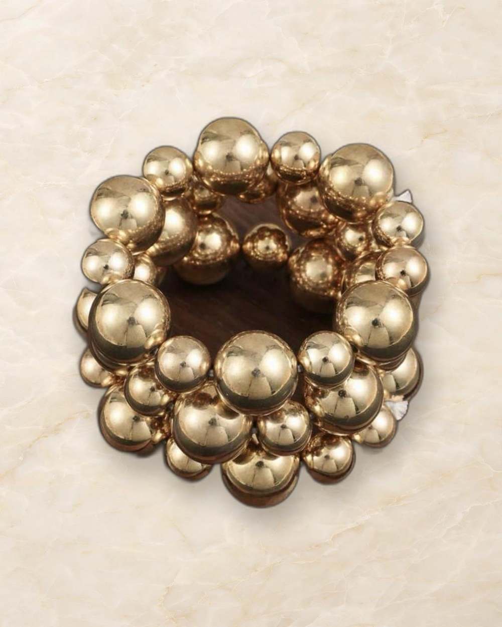 Pulsera dorada de bolas