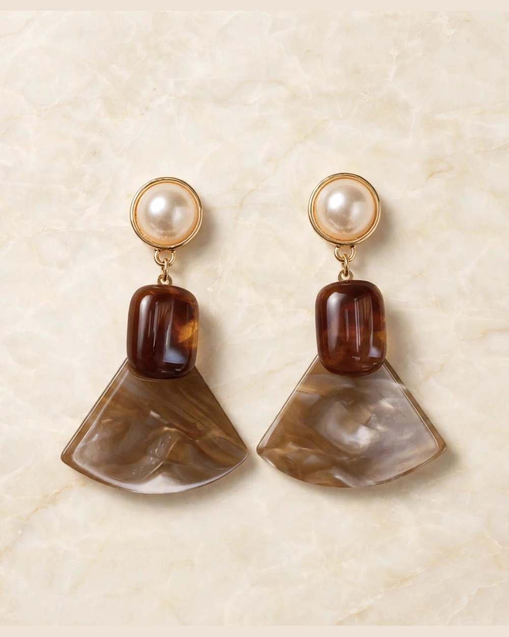 Zarcillos colgantes con perla blanca y piedras ámbar en tonos marrón
