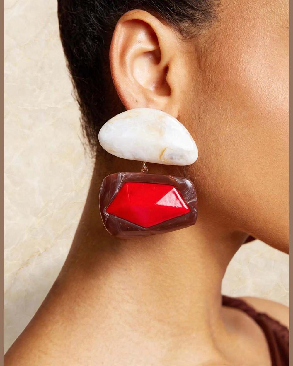 Zarcillo colgante geométrico en blanco, rojo y marrón