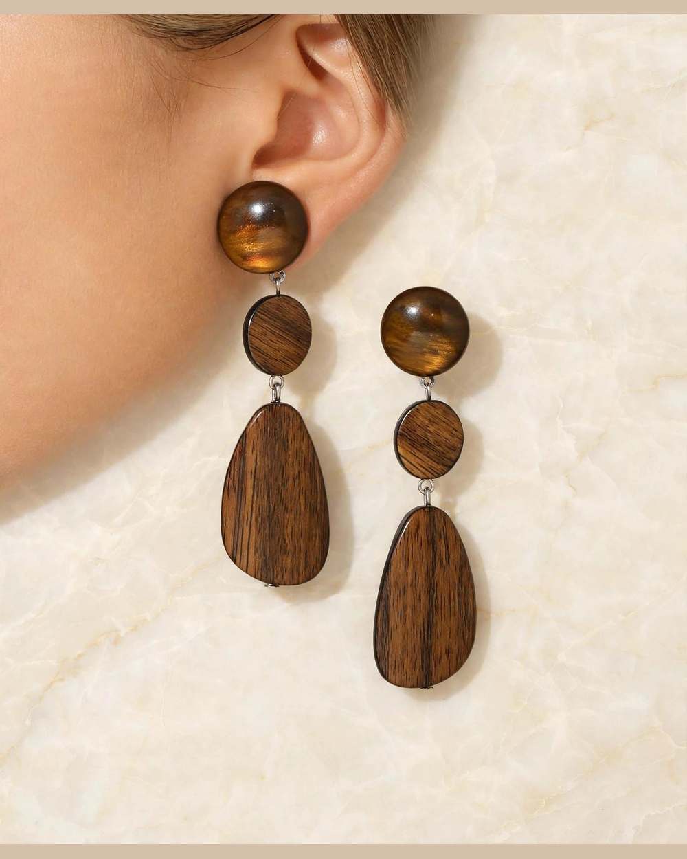 Zarcillos largos colgantes de madera en tonos marrón ojo de tigre