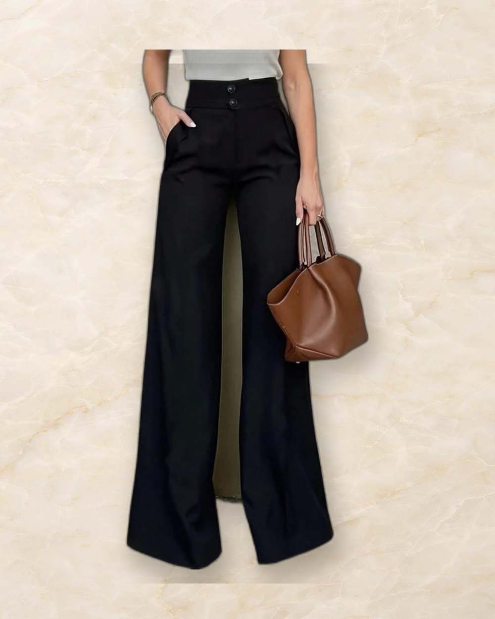 Pantalon negro de tiro alto y pierna ancha., aislado sobre mármol marfil