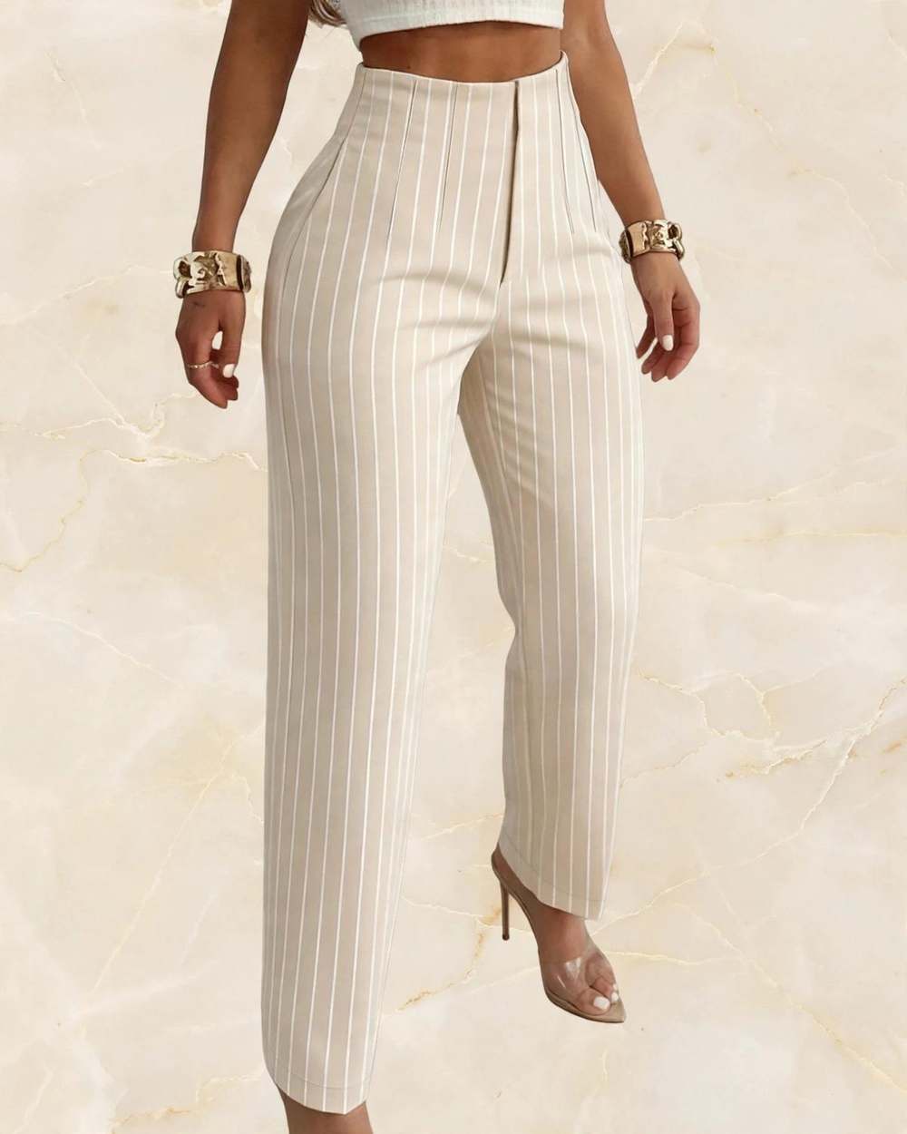 Pantalon beige rayas ancho, aislado sobre mármol marfil