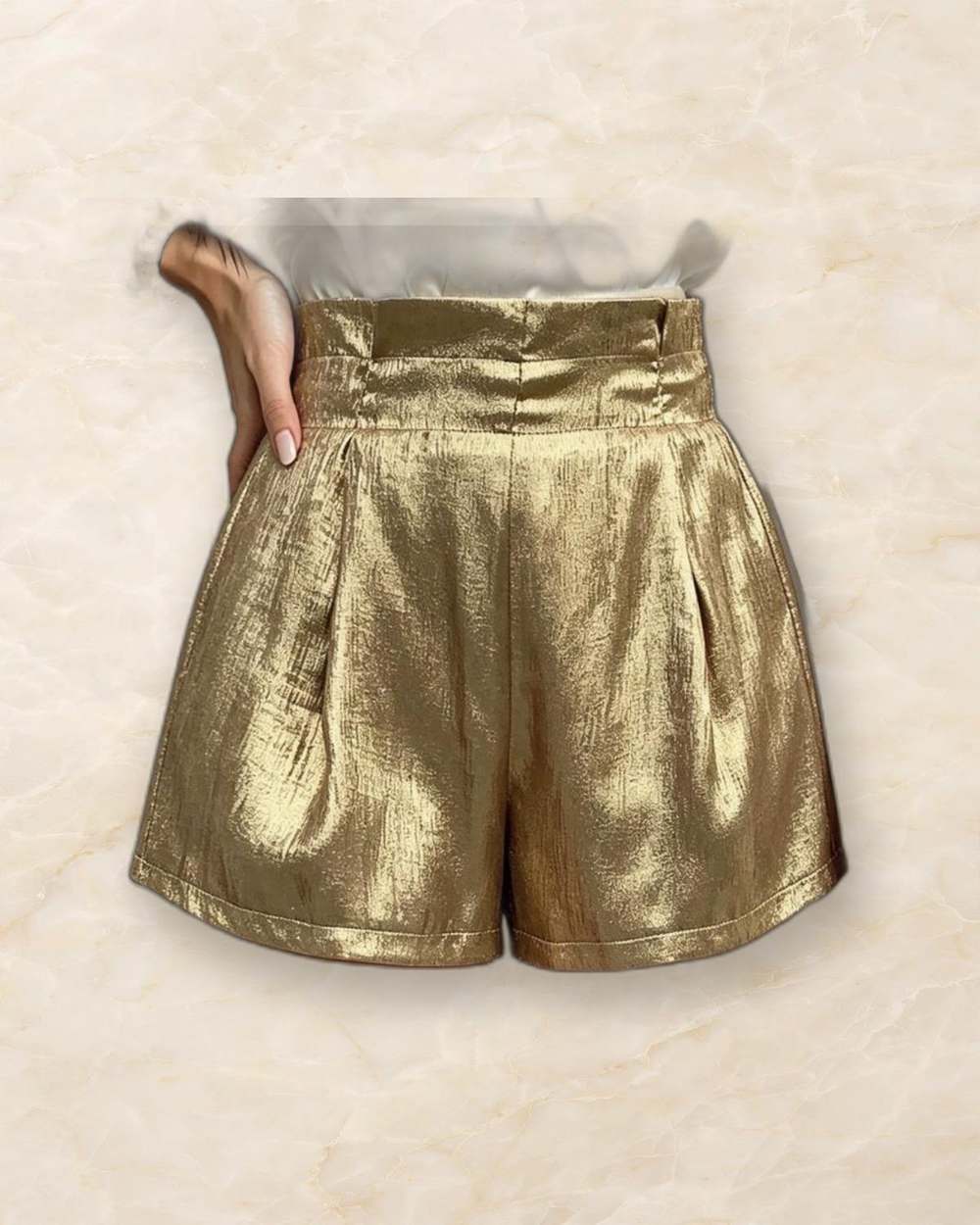Short dorado metalizado
